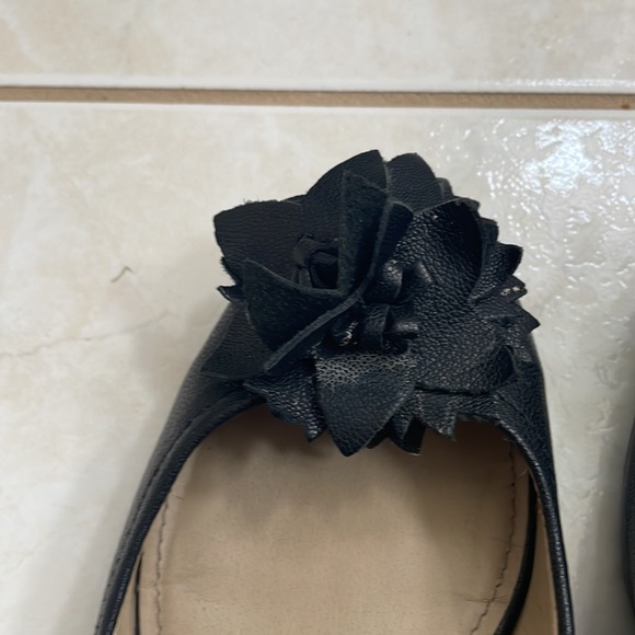 Kenneth Cole Reaction Black leather Demi Wedge with Floral appliqué brooch - Picture 6 of 11